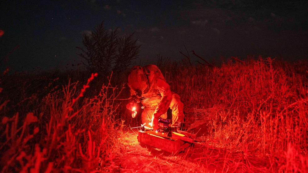 En ukrainsk soldat förbereder en drönare i Charkiv den 24 augusti.