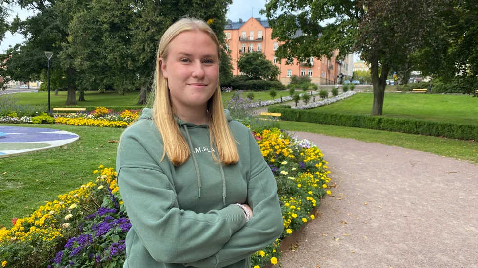 Josefine Landoff är ung ledare i tre sporter i Motala. Triathlon, trampolin och dans. Nu vill hon hjälpa till att få fler tjejer till föreningslivet i kommunen och är med på nästa veckas prova på-dagar.