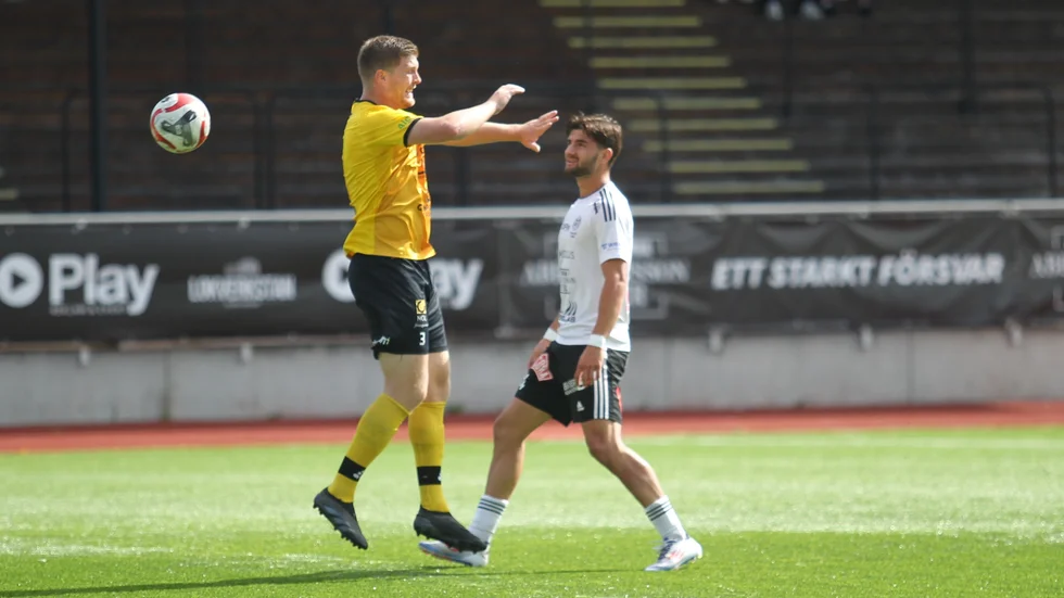 Granit Hana i Motala AIF, här mot Ahlafors senast, toppar division 2-seriens skytteliga med 15 mål.
