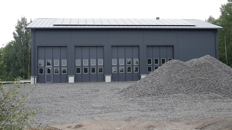 Det stora garaget på Fårön byggdes utan giltigt bygglov och nu riskerar ägaren en sanktionsavgift.