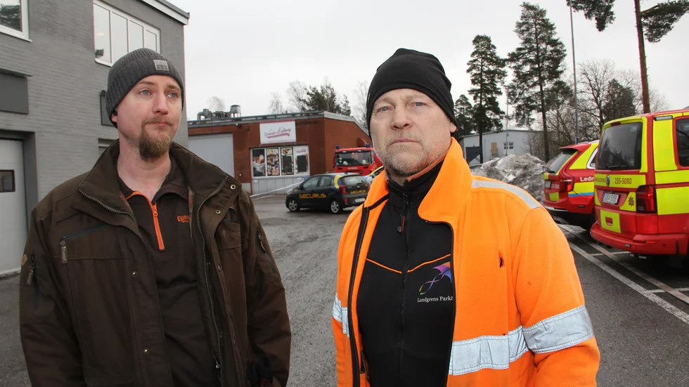 Stefan Rådman och Fredrik Lundgren, två av de uppgivna grannföretagare i huset på Bristagatan i Märsta där en verkstad brann natten mellan onsdag och torsdag. "Det här förstör mycket för våra verksamheter. Vi kan inte komma in i våra lokaler och jobba", säger de.
