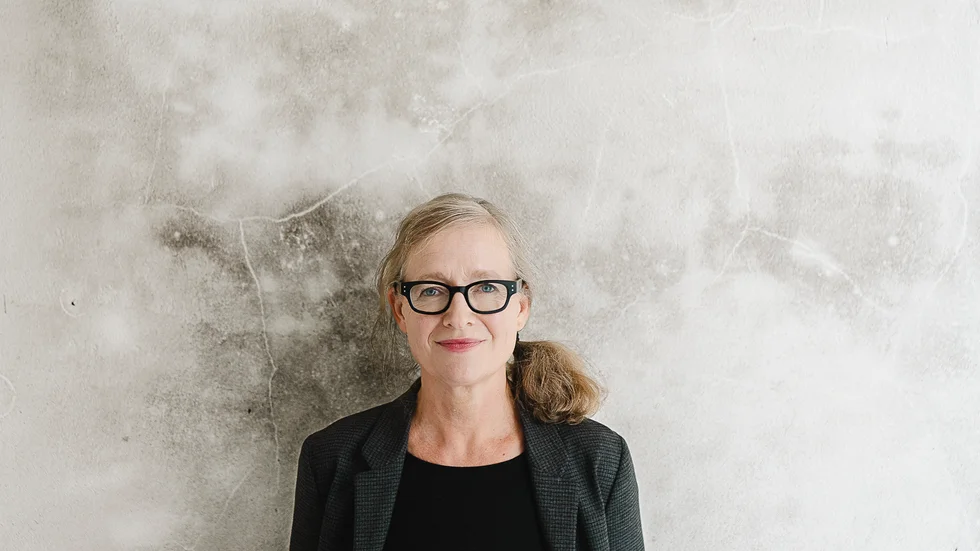 "Livet kan vara skitjobbigt och svårt, det bara är så, men det jag vill förmedla är någon typ av tröst och hopp. Att det löser sig även om man inte tror det", säger Uppsalaförfattaren Mia Öström. Hon berättar att det är viktigt att ha någon att prata med, och att man faktiskt kan prata med en bok, då det också är ett sällskap i sig.