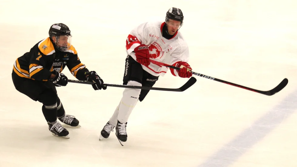 En pigg veteran. 35-årige Jesper Samuelsson utesluter inte att fortsätta i tre olika roller även nästa säsong. I derbyt mot Motala satte kaptenen två mål och hade en assist i 4-1-segern.