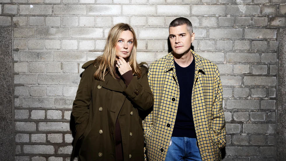 Komikerparet Johanna och Johan Hurtig Wagrell släpper spänningsromanen "Fasad" på förlaget Bokfabriken den 10 april. Men det är bara början. "Det ska bli en serie på fyra böcker. Nästa del kommer förhoppningsvis nästa år", säger Johanna.