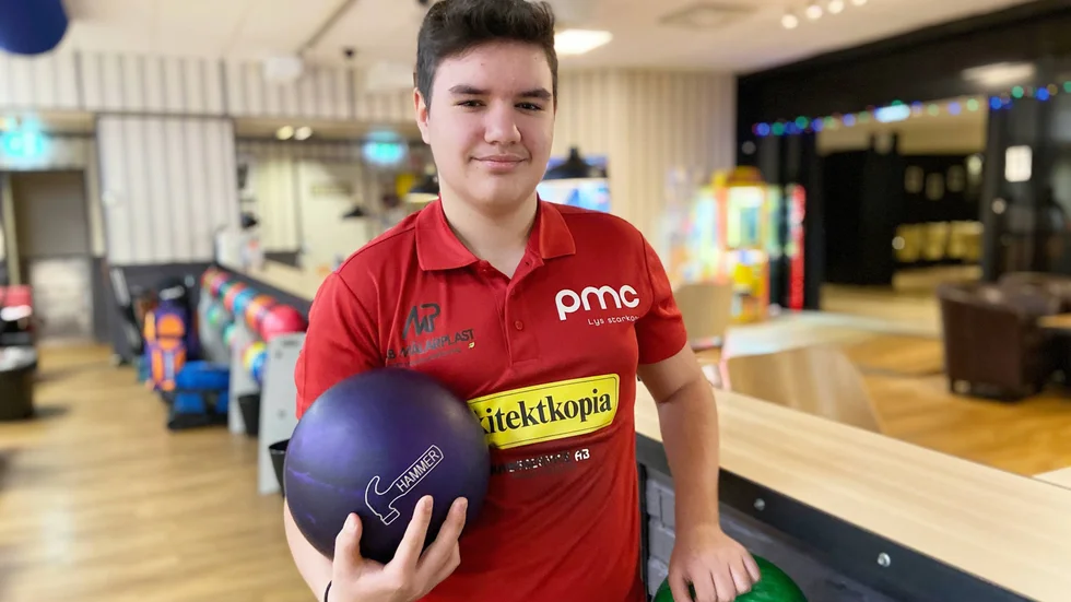 14-årige Alvin Fredriksson från Eskilstuna gör succé på bowlingbanan. Nyligen slog han till med en 300-serie.