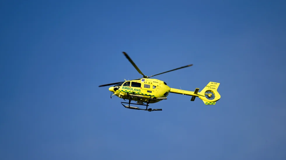 Den skadade personen har förts till sjukhus med ambulanshelikopter. Genrebild. 