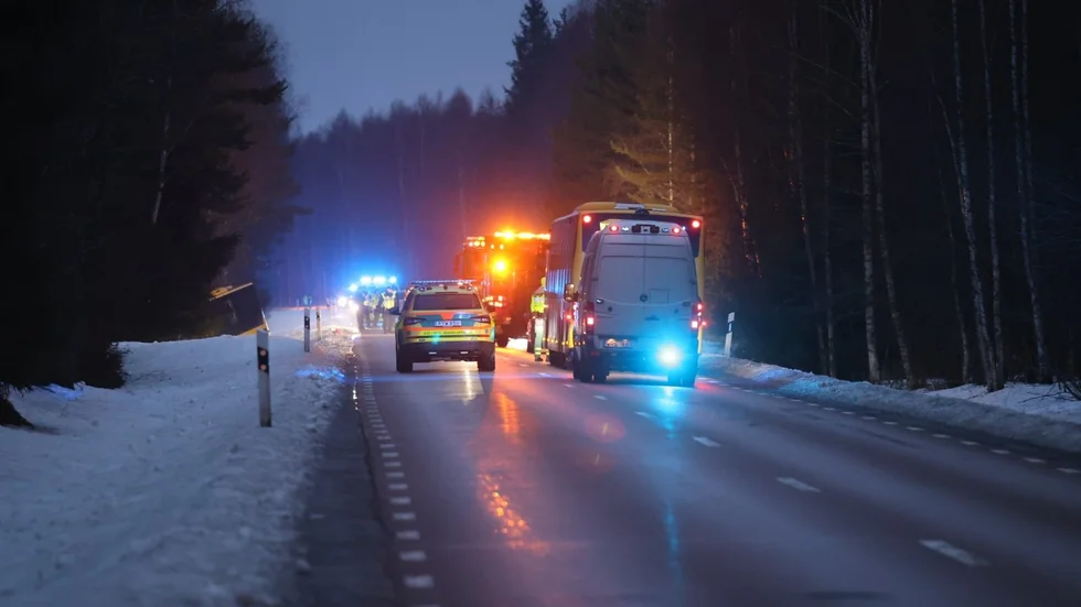 En buss och en personbil frontalkrockade på väg 272 på torsdagen.