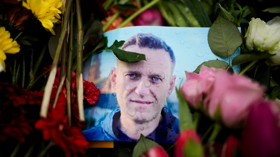 Aleksej Navalnyj hedrad med blommor och porträtt vid ryska ambassaden i Berlin. Arkivbild.