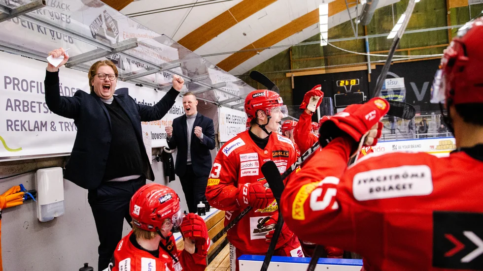 Assisterande tränare Jimmy Anderström hyllar spelarna efter matchen. (Obs! Arkivbild!)