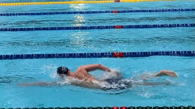 Arthur Forsfält, Motala SS, gjorde det bra på stora Swim open i Stockholm. Nu har han chans att komma med till Nordiska ungdomsmästerskapen i Helsingfors i sommar.