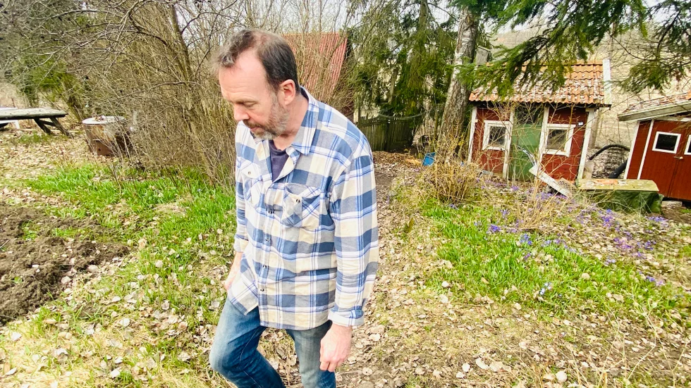 Tobbe Dahl i Hällbybrunn kallar sig lite av en stadsbonde, med mark han sedan många år arrenderar av kommunen för ekologisk odling och djurhållning. Nu har han fått brev om att kommunen gett bygglov till en 48 meter hög mobilmast i fårhagen, och en väg rätt genom odlingarna. "Jag skulle kunna bryta ihop, men stridslusten växer. Jag känner ett ansvar gentemot marken jag brukat i 28 år."