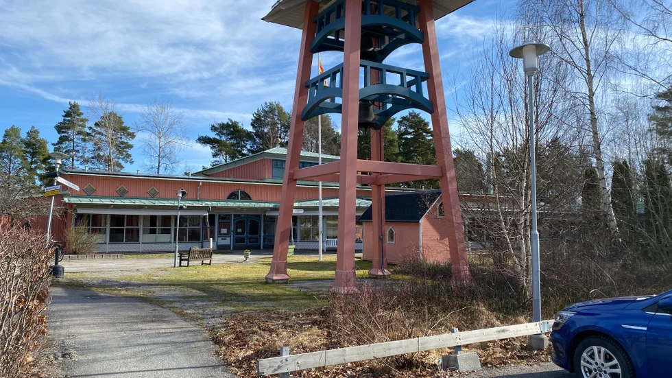 Håbo pastorat avskedade en anställd och dras därför inför Arbetsdomstolen av den anställdes fackförbund Unionen, som ogiltigförklarat uppsägningen.
