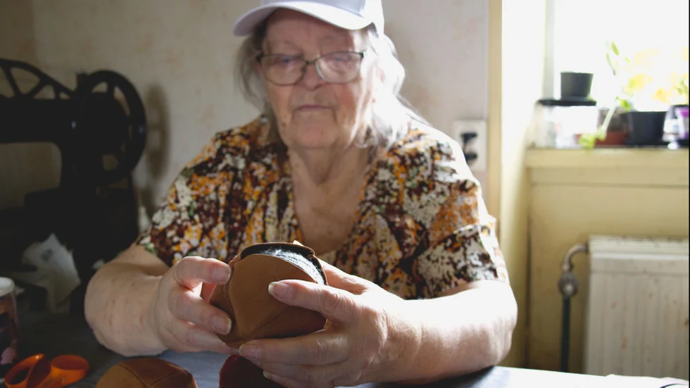 "Den här måste jag göra om" säger Elna Larsson och suckar när upptäcker att skinn-fickan är för stor för nystan. 