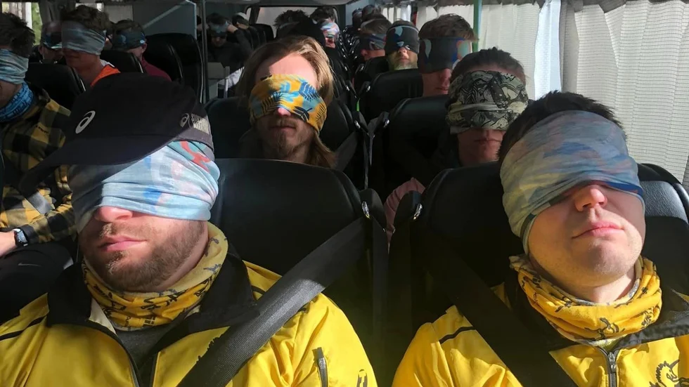 Så här fraktades deltagarna i Equinox adventure ultra till den hemliga startplatsen. Det var bara busschauffören som slapp ögonbindel.