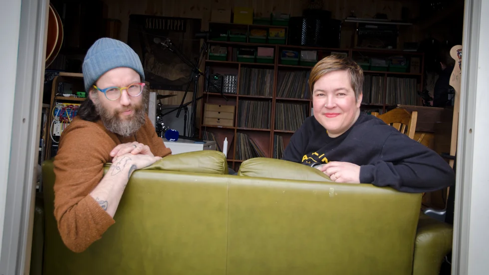 Viktor Lindström står för den kreativa delen och Karolina Lindström för den administrativa i Alstudion. En fördelaktig uppdelning av arbetsuppgifterna, menar paret.