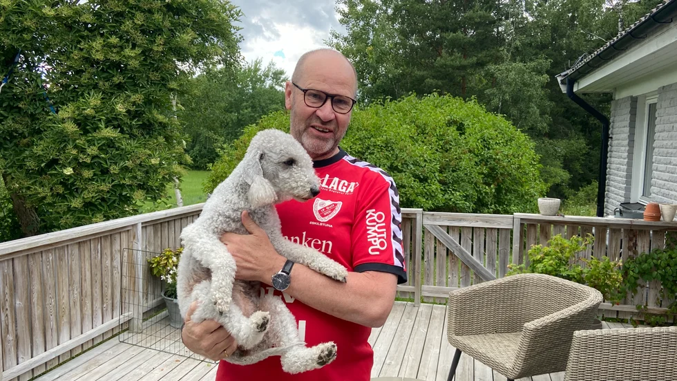 Stallarholmsprofilen Stephan Eriksson, som dömt OS och VM i hockey, tar plats i handbollsklubben Guifs styrelse. Här kelar rektorn på Europaskolan Malmköping med 10-åriga Bedlingtonterriern Debbie.