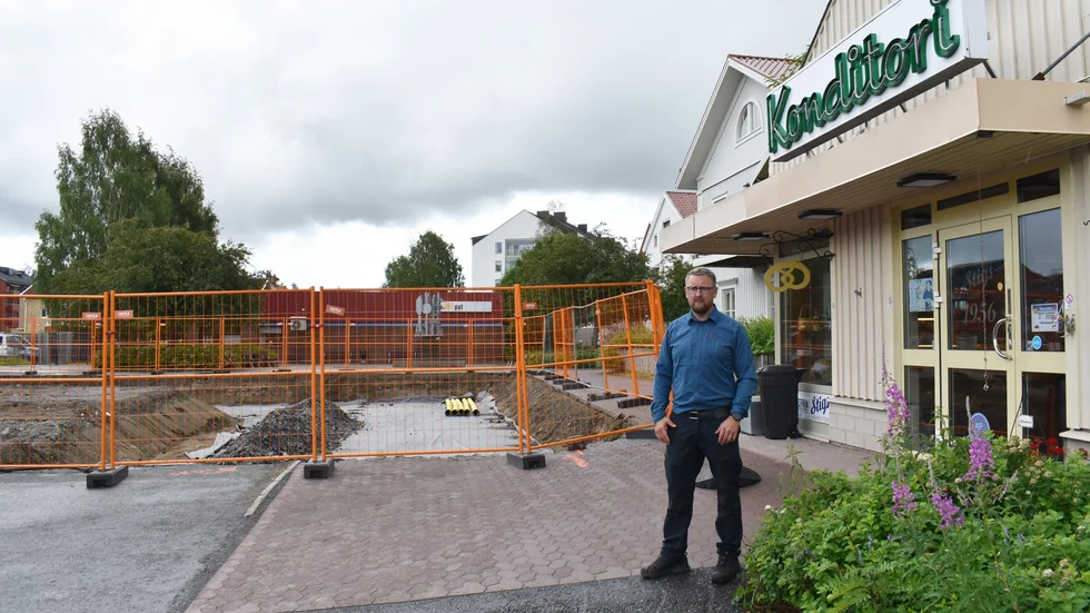 Arbetet med den nya gatan har börjat så smått och här syns hur nära den ska hamna framför konditoriets ingång. Grävningarna fortsätter i höst och då hoppas Per Boström att kunderna inte ska bli avskräckta.