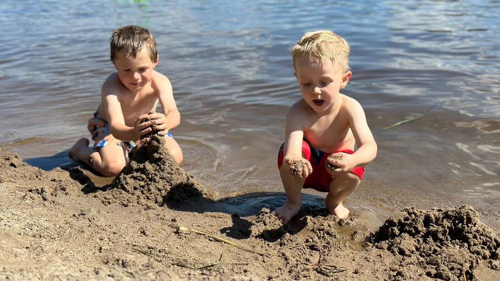 Melker och Milan besöker Djulö camping tillsammans med sina pappor, som precis gått på föräldraledighet. 