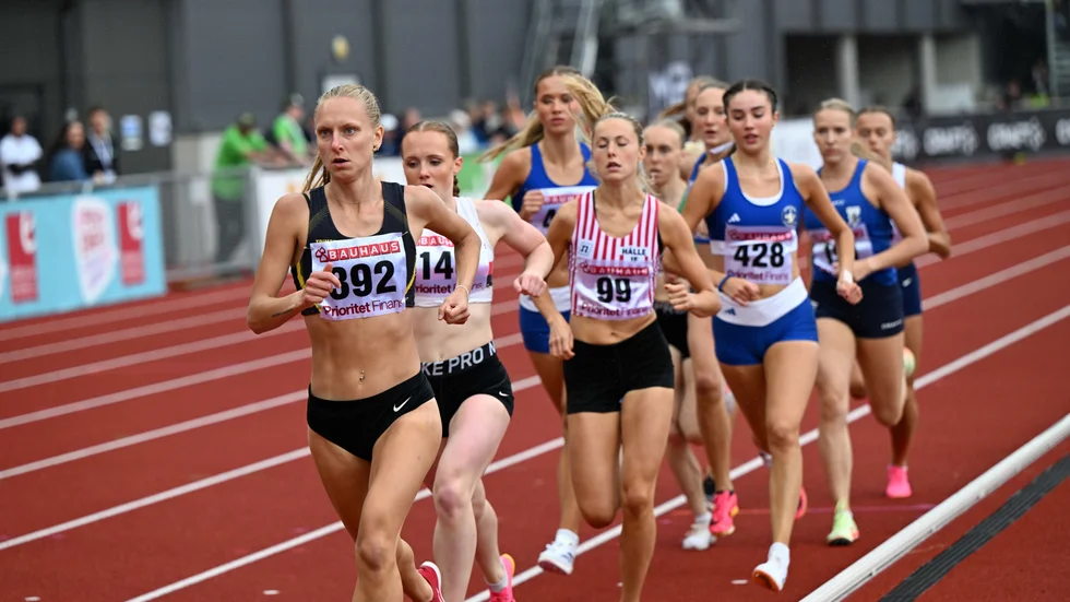 Thea Norlund, Skellefteå AIK, drar försöksheatet på 1500 meter.