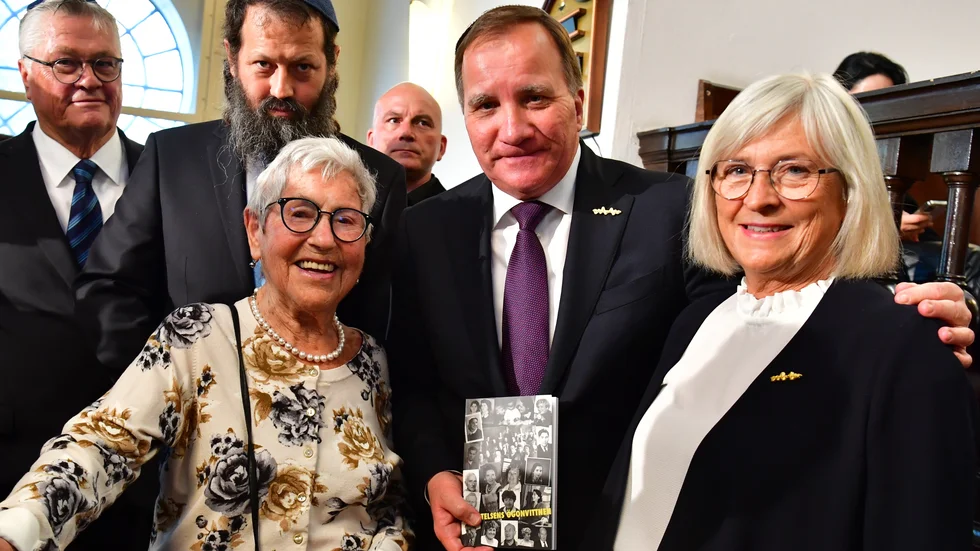 Lea Gleitman (till vänster) vid ett möte med dåvarande statsminister Stefan Löfven och hans fru Ulla Löfven i Malmö synagoga 2021. Arkivbild.