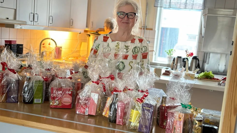 Lilian vid prisbordet