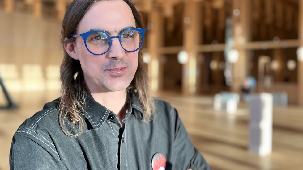 Konstnären David Larsson bor och verkar i Stockholm. Han vill genom att ta Litiumfestivalen till Skellefteå öppna upp för diskussioner kring litium och dess betydelse för samhällsutvecklingen.