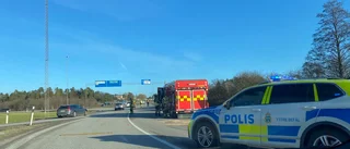 Tre bilar krockade i rondell – två fick böter