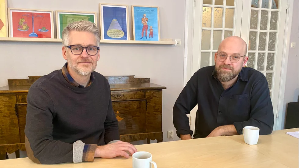 "Materialet är väldigt bra och gediget, vi har mycket att erbjuda och känner oss trygga i det, men sedan är frustrationen stor över kön inte är längre, säger Kristian Axerup, familjebehandlare (till höger) som liksom kollegan Daniel Berggren möter män som vill förändra sitt våldsamma beteende.