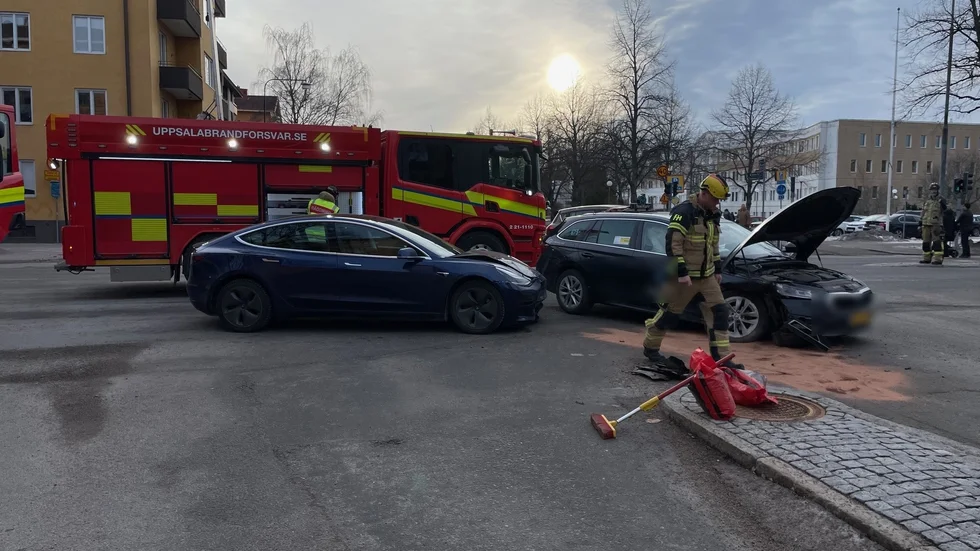 Två bilar kolliderade på Luthagsesplanaden på fredagsförmiddagen.