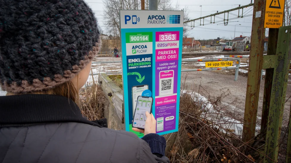 
Vid stationen går det att betala med två olika appar. Den ena räknar automatiskt ut bästa pris, i den andra riskerar kunden att få betala mångdubbelt mer.