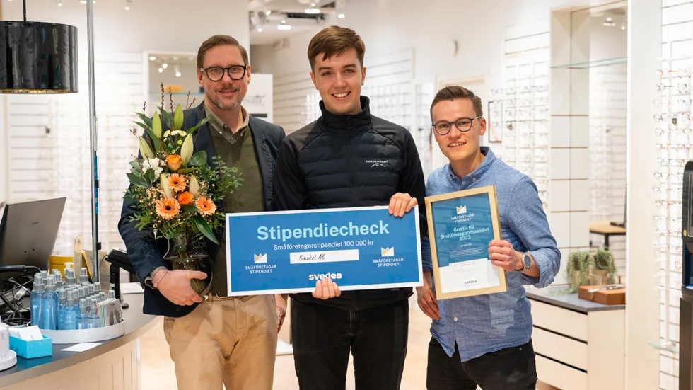 Daniel Niemi (mitten) och Christian Ekhorn, till höger, tilldelas Svedeas småföretagarstipendium 2023.