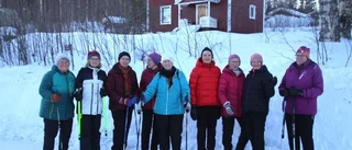 Damer på promenadhumör        