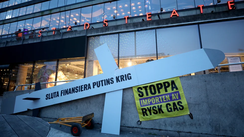 Regeringen finansierar det ryska kriget genom energiköp, menar insändarskribenterna. Här manifestationen Sverige står upp för Ukraina på Sergels torg i Stockholm i februari ifjol.
