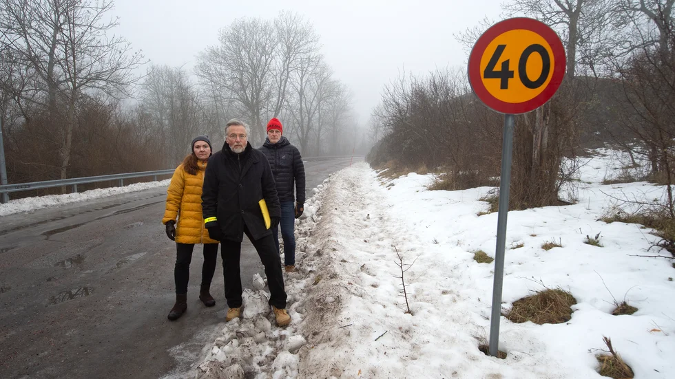 Veerle Larsson, Urban Franzén och Peter Svedlund tycker att hastigheten har ökat markant sedan de nya skyltarna kom upp. De bor längs Kvarsebovägen i utkanten av Nävekvarn. 