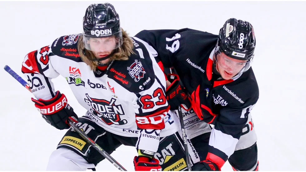 Filip Lindbäck (till höger) gjorde hat-trick för Kalix Hockey i den första play in-matchen (Arkivbild).