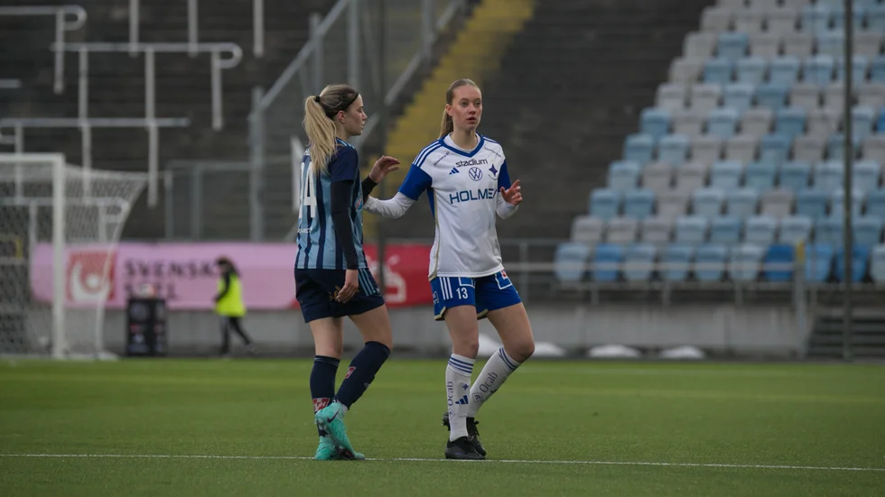 Agnes Karlsson, 16, skriver på ett lärlingskontrakt över två år med IFK Norrköping.
