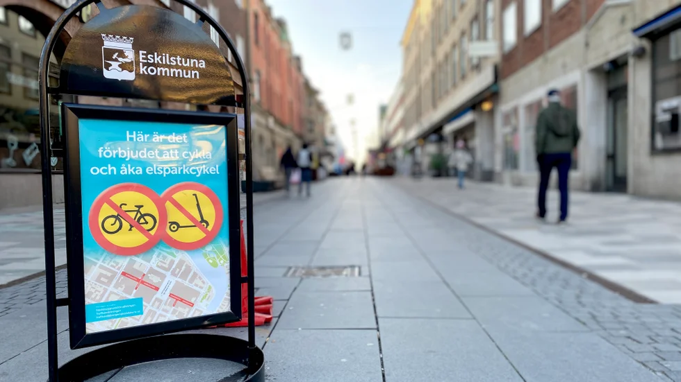 På "gågatan" i Eskilstuna är fordonstrafik förbjuden. Skribenten vill att det fortsätter vara så.
