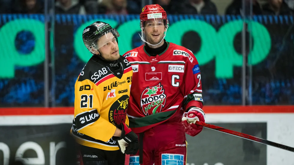 240305 Luleås Juhani Tyrväinen och MoDos David Rundblad under ishockeymatchen i SHL mellan MoDo och Luleå den 5 mars 2024 i Örnsköldsvik. 
Foto: Jonas Forsberg / BILDBYRÅN / COP 71 / JR0062