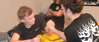 TV: Se när vår sportreporter utmanar mästaren i armbrytning
