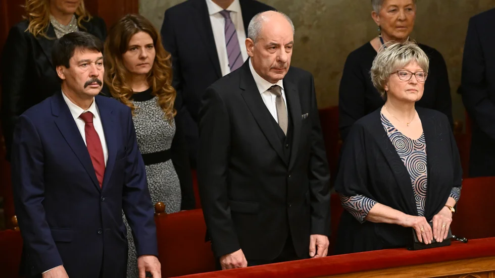 Ungerns president Tamás Sulyok (i mitten) närt han svors in den 26 februari. Arkivbild.