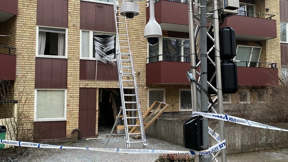 Kamerabevakning utanför den adress som sprängdes under natten.