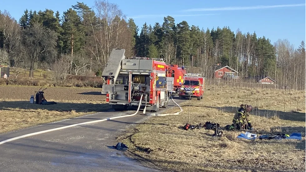Flera enheter från räddningstjänsten på plats vid branden i en verkstadsbyggnad utanför Malmköping.