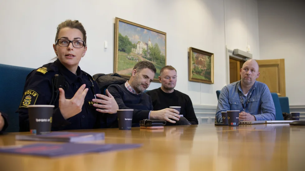 Om ett barn byter kompisar, har gott om pengar och börjar bete sig annorlunda - vad beror det på? Lägg pusslet om ditt barn, uppmanar kommunpolis Elin Claesson. Här tillsammans med Claes Lauritsen, säkerhetsansvarig vid kultur- och fritidsförvaltningen, Jens Eriksson, vid utbildningsförvaltningen och Roger Lönnqvist, socialförvaltningen.
