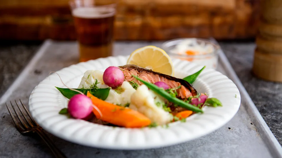 Att äta mycket fisk och skaldjur kopplas till högre halter av PFAS i blodet hos unga, men det finns inte anledning att dra ner på konsumtionen, enligt en expert. Arkivbild.