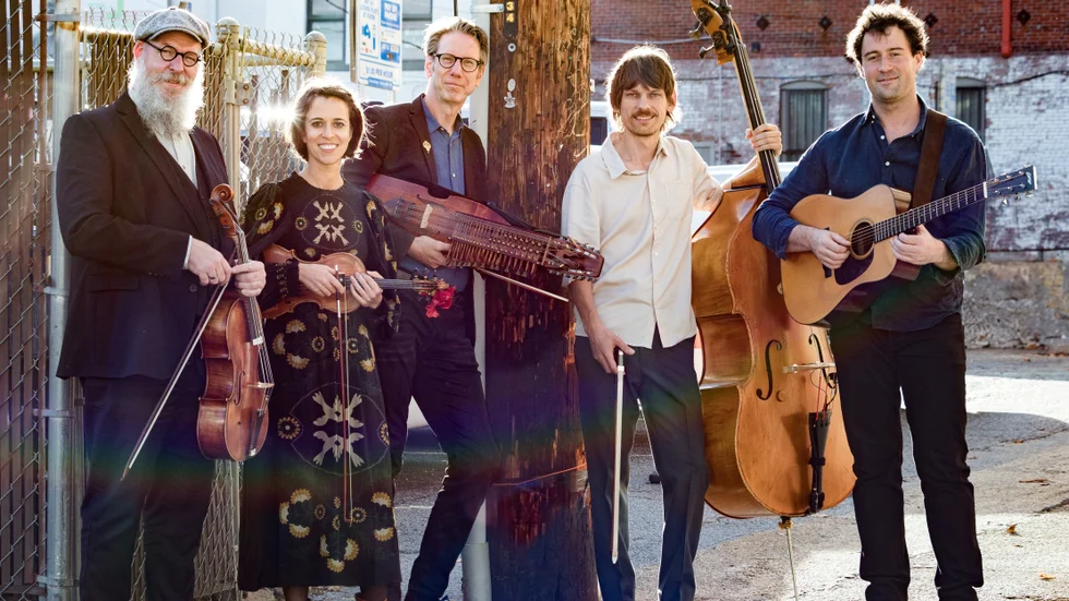 Mikael Marin, Brittany Haas, Olov Johansson, Paul Kowert och Jordan Tice kommer till Reginateatern på söndag 17 mars.
