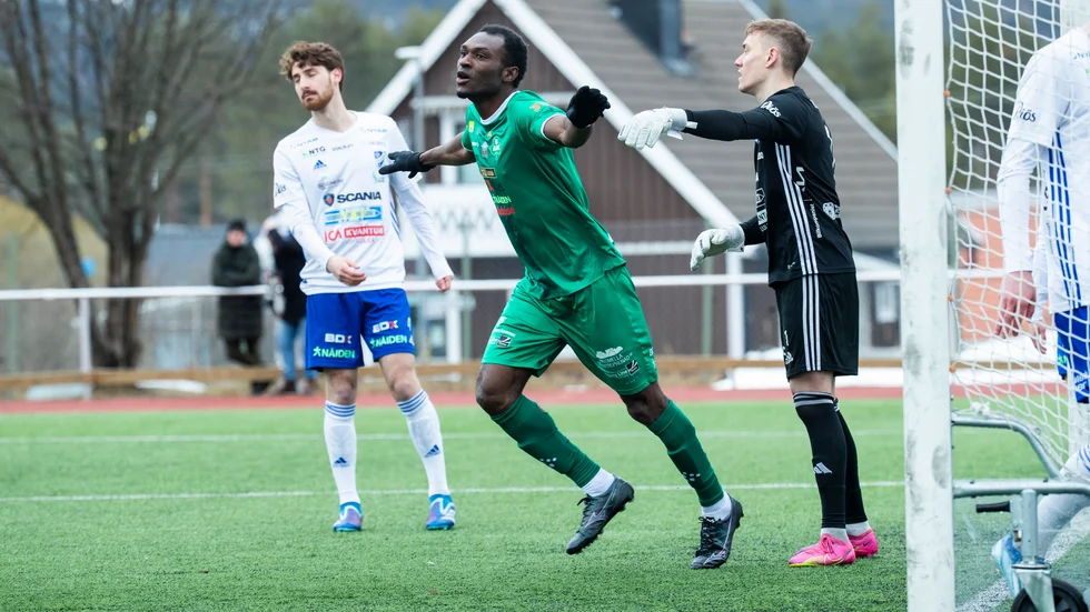 Bergnäsets Precious Johnson jublar efter sitt fräcka klackmål mot IFK Luleå. 