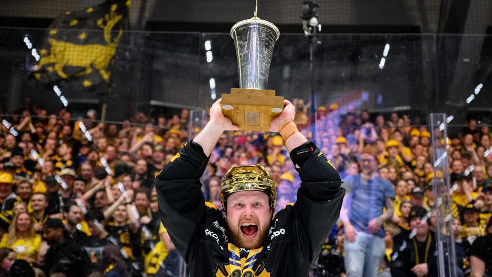 240429 Skellefteås Oskar Nilsson jublar med pokalen efter final fem i SHL mellan Skellefteå och Rögle den 29 april 2024 i Skellefteå. 
Foto: Petter Arvidson / BILDBYRÅN / kod PA / PA0800
