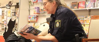 Polisen Lisa stod för sagoläsningen på Hultgrens bokhandel