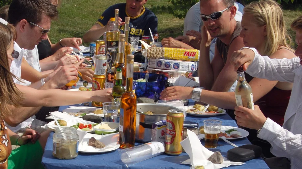 I samband med ökad alkoholkonsumtion ökar även antalet fall av rattfylleri. Enligt Dagens infrastruktur rör sig omkring 20 000 förare alkoholpåverkade ute på vägarna under midsommarhelgen. 