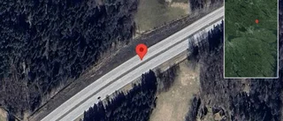 Stillastående personbil på E4 - ett körfält blockerat